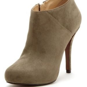 Enzo Angiolini Taupe suede booties